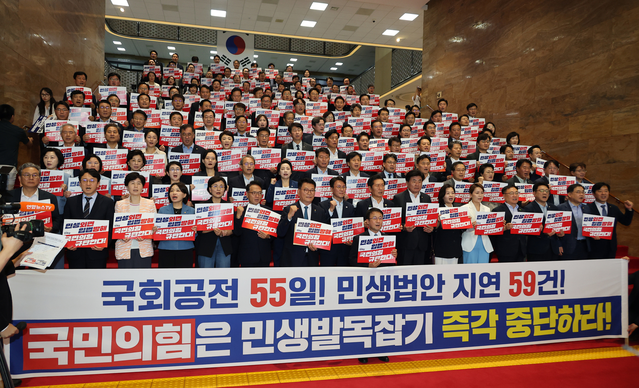 한병도 더불어민주당 대표 직무대행 겸 원내대표를 비롯한 의원들이 23일 국회 본회의에 앞서 로텐더홀 계단에서 열린 ‘민생 방해 입법 방해 국민의힘 규탄대회’에서 구호를 외치고 있다. [연합]