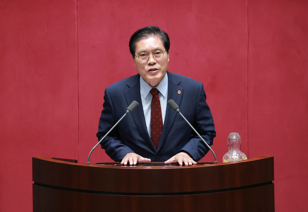 Song Seok-jun, a People Power Party lawmaker elected chair of the Foreign Affairs and Unification Committee, greets the chamber at the second plenary session of the July extraordinary National Assembly session on Thursday. [Yonhap]