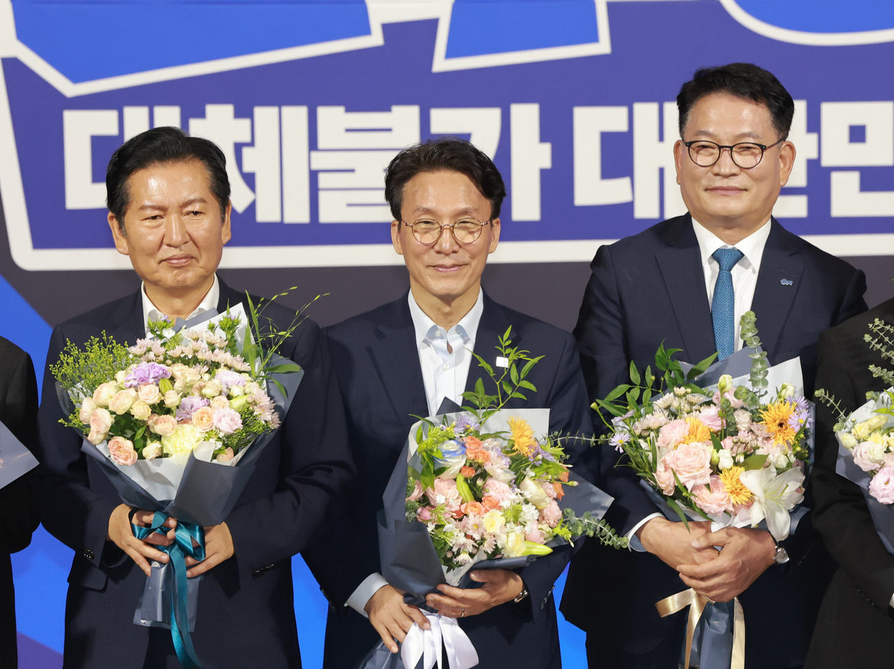 From left: Democratic Party of Korea chair candidates Reps. Jung Chung-rae, Kim Min-seok and Song Young-gil (Yonhap)
