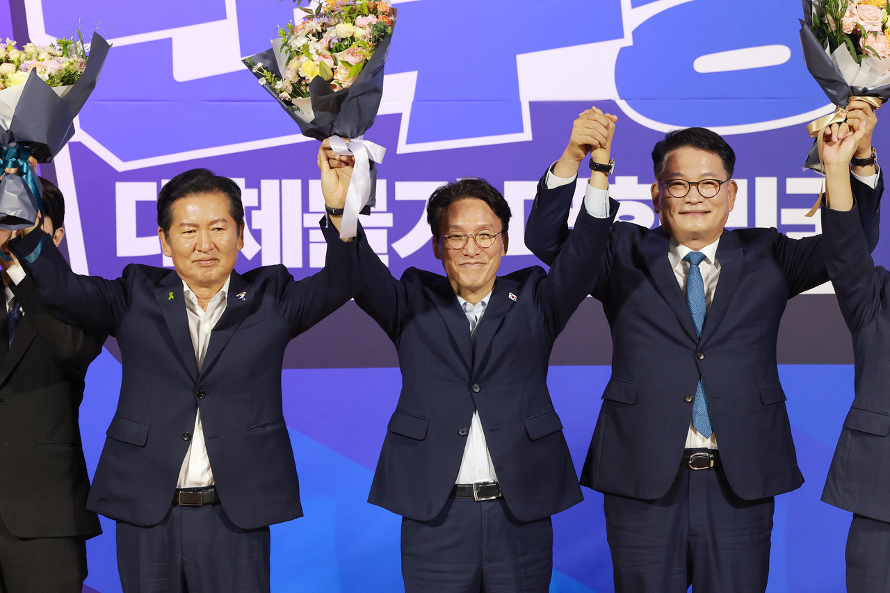 더불어민주당 대표 예비경선을 통과한 김민석·정청래·송영길 후보가 23일 국회 의원회관에서 기념 촬영하고 있다. [연합]