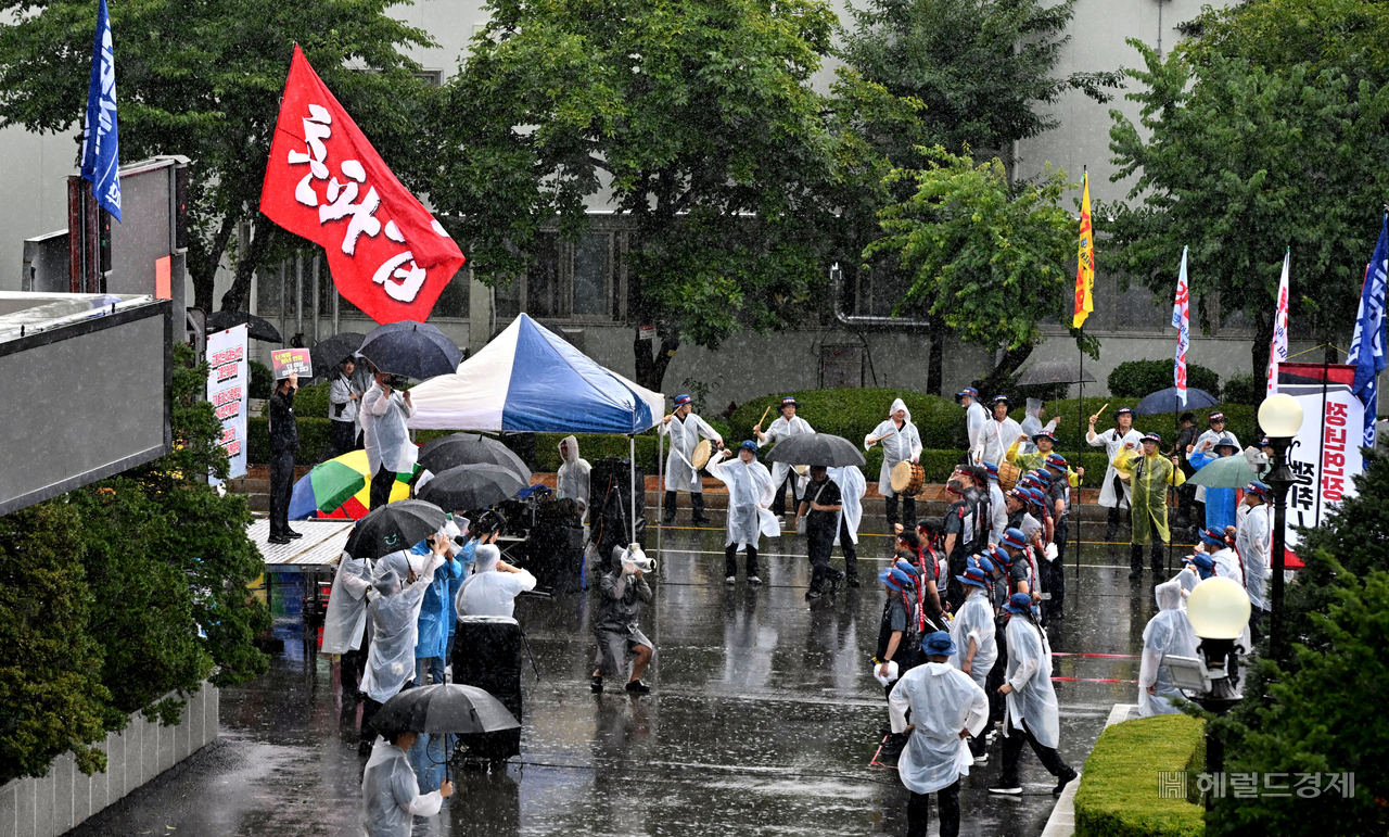 Union members chant slogans at a rally declaring an all-out campaign for the 2026 wage and collective bargaining fight at Kia's AutoLand plant in Gwangmyeong, Gyeonggi Province, on July 9. The union is demanding guaranteed future production volumes at the Gwangju Hanam bus factory, expanded domestic factory investment and new hiring, arguing that South Korean production bases must remain competitive through the transition to future mobility. Photo by Lim Se-jun