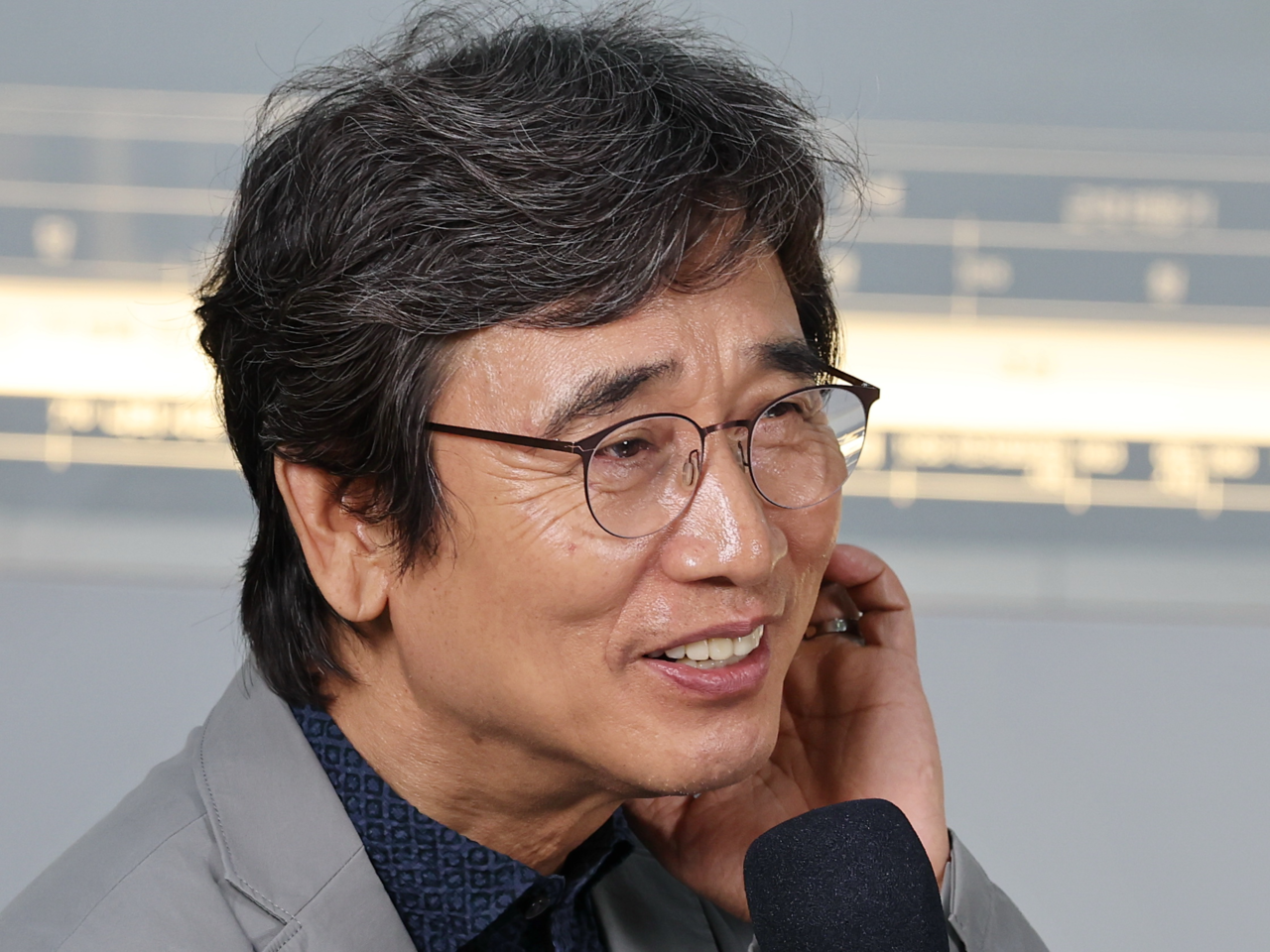지난달 25일 서울 강남구 코엑스 서울국제도서전 평산책방 부스에서 열린 북토크에서 유시민 작가가 인사말을 하고 있다. [연합]
