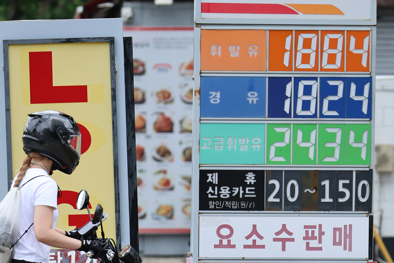 Fuel prices are displayed at a gas station in Seoul on Sunday. (Yonhap)