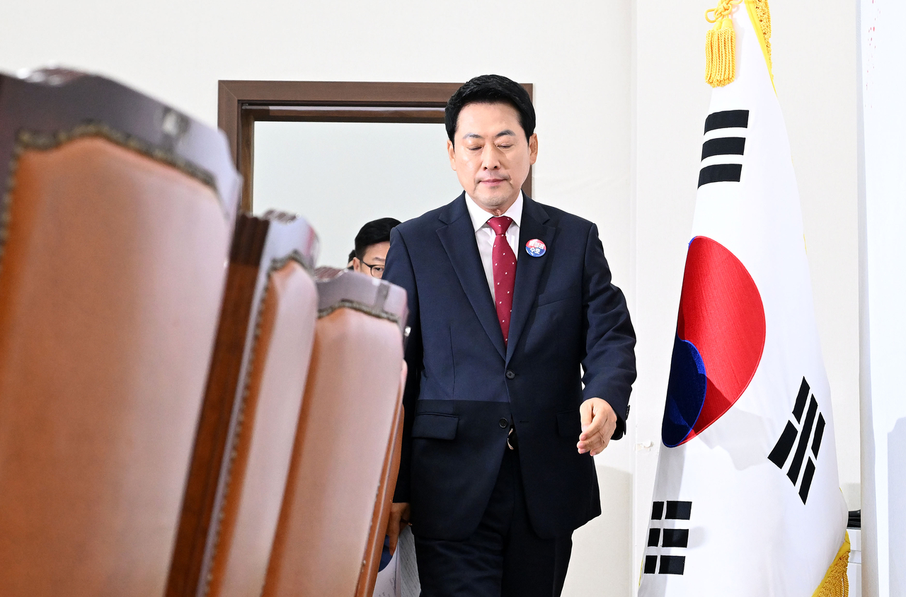 장동혁 국민의힘 대표가 16일 오전 서울 여의도 국회에서 열린 최고위원회의에 참석하고 있다. 이상섭 기자