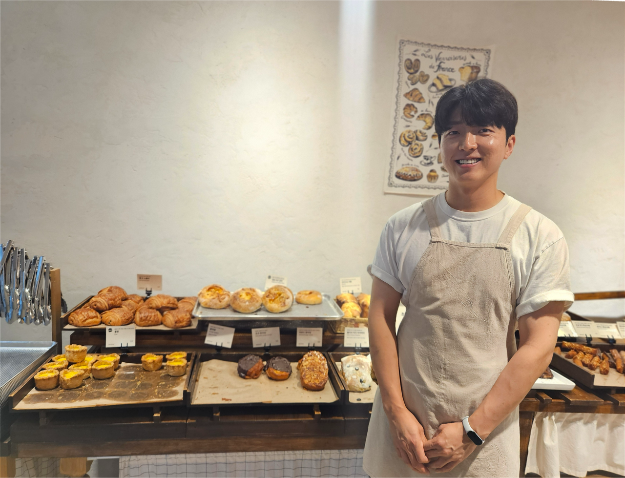 박정원 오뜨르 베이커리 대표가 지난 22일 서울 강동구 천호동 본점에서 헤럴드경제와 인터뷰를 마친 뒤 기념 촬영을 하고 있다.  김진 기자