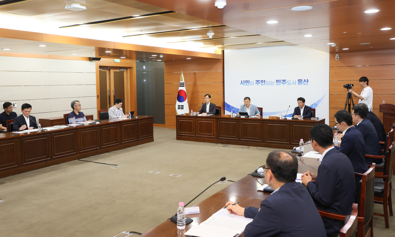 김상욱(가운데 중앙) 울산시장 24일 시청 상황실에서 세계적 산업 인공지능 전환(AX) 중심도시 대전환을 위한 ‘3대 메가 프로젝트 대응 방안 보고회’를 주재하고 있다. [울산시 제공]