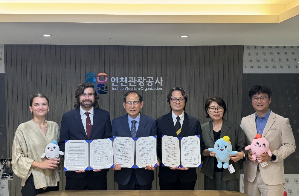 로보텍스 세계대회 성공개최를 위한 업무협약 체결 . <사진 왼쪽부터 카르멜 텔리스 주한에스토니아 부대사, 네이슨 매칠라 로보텍스 CEO, 인천관광공사 유지상 사장, 인터내셔널로봇교육협회 이용우 대표, 인천관광공사 관광마케팅실 김지안 실장, MICE뷰로 홍정수 팀장> [인천관광공사 제공]