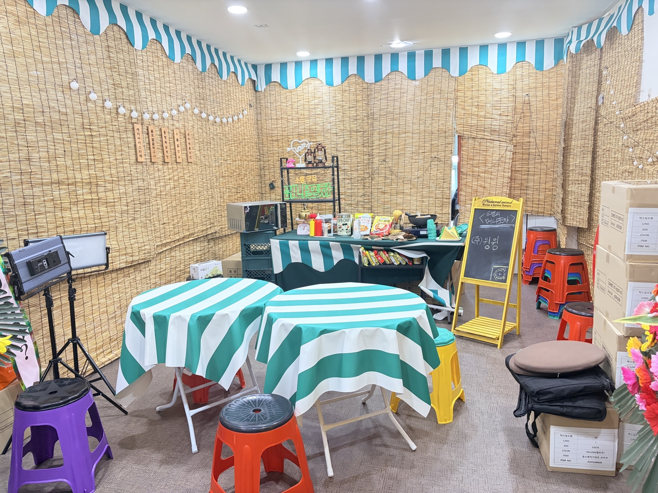 The interior of "Moni Pocha," the YouTube studio inside the Ministry of SMEs and Startups at Government Complex Sejong. [Boo Ae-ri]