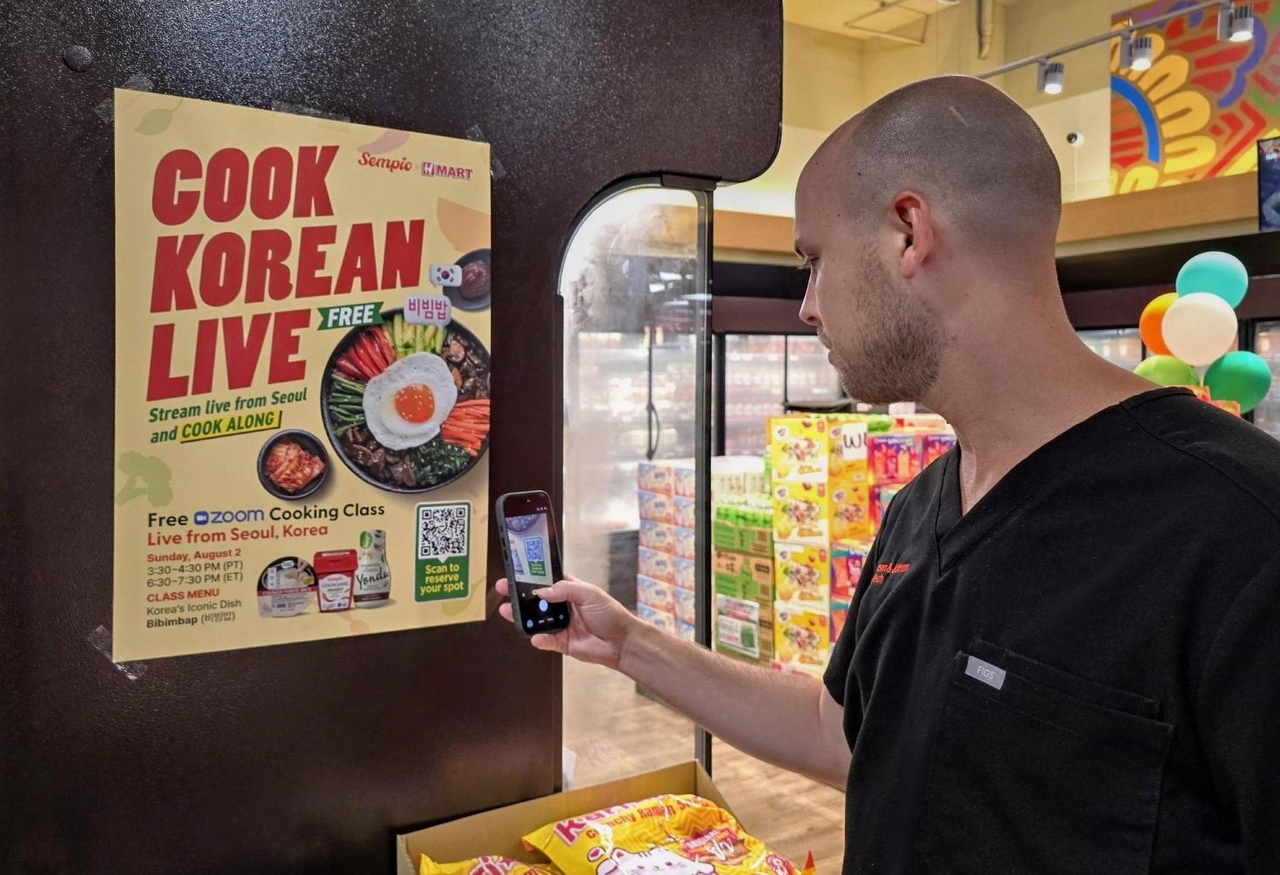 A customer scans the QR code for Sempio's online Korean cooking class at a H Mart in the United States. (Sempio)