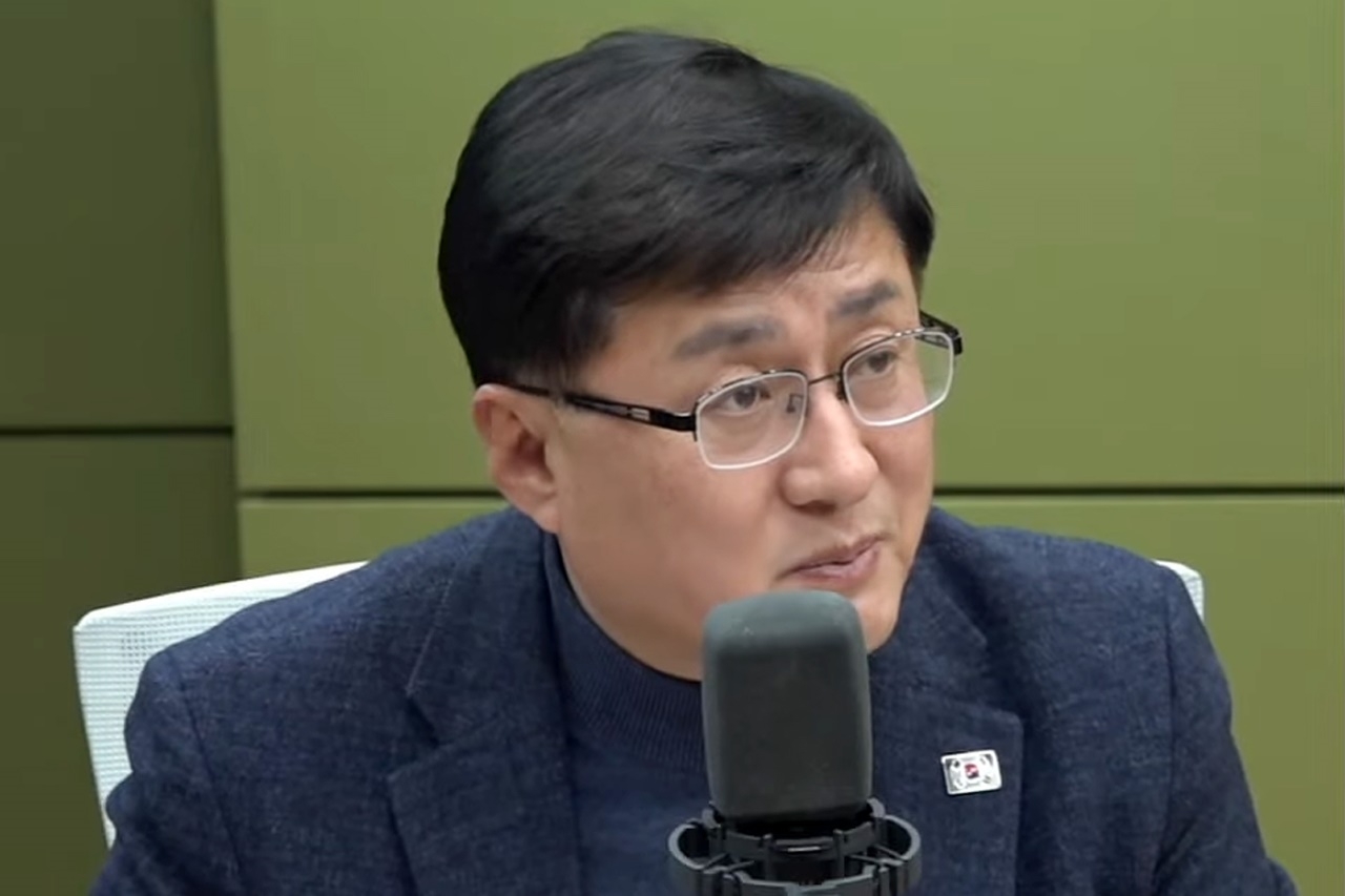 라디오 방송에 출연해 발언하는 김성환 기후에너지환경부 장관[유튜브]