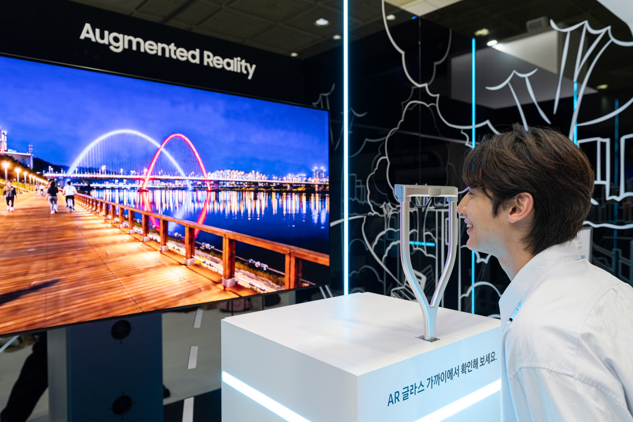 A model tries on an RGB OLEDoS-based AR glass at the Samsung Display booth at K-Display 2026. [Provided by Samsung Display]
