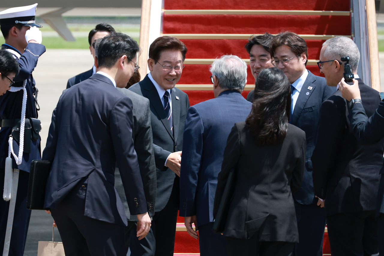 President Lee Jae Myung greets Argentine Ambassador to South Korea Dario Cesar Celaya Alvarez at Seoul Air Base in Seongnam, Gyeonggi Province, on Friday before departing for his trip to the United States and South America. (Yonhap)