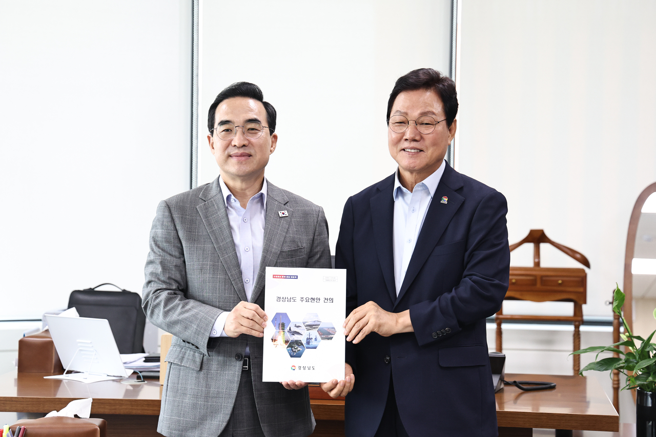 박완수(오른쪽) 경남도지사가 24일 박홍근 기획예산처 장관을 만나 경남의 주요 현안인 2027년도 국비사업 지원을 건의했다. [경남도 제공]