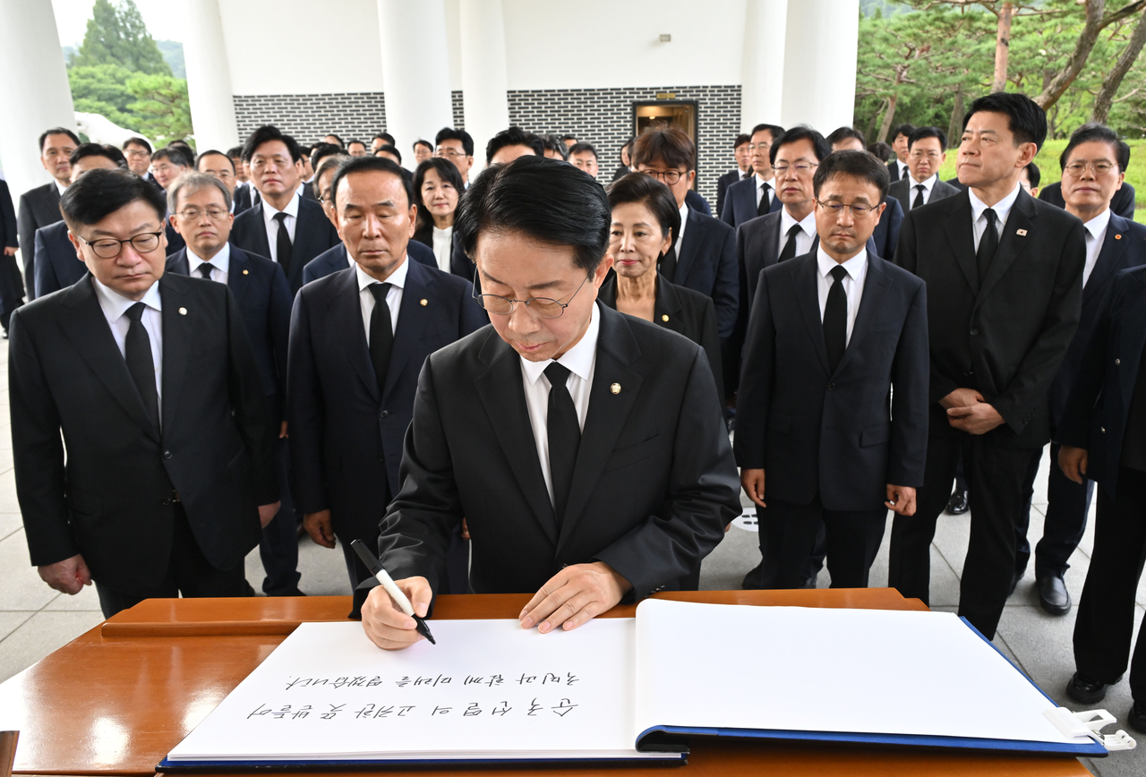 조정식 국회의장이 24일 오전 서울 동작구 국립서울현충원을 찾아 참배한 뒤 방명록을 작성하고 있다. 이날 참배에는 남인순·박덕흠 국회부의장과 여야 원내대표, 후반기 국회 상임위원장단이 함께 했다. 임세준 기자