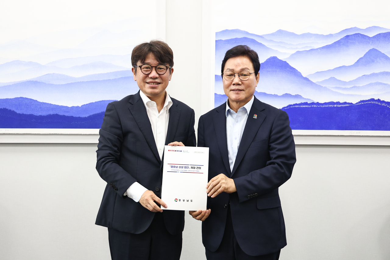 박완수(오른쪽) 경남도지사가 24일 오전 국회 유의동 국토교통위원장을 만나 ‘우주항공·남해안 발전’ 2대 특별법의 조속한 국회 통과를 건의했다.  [경남도 제공]