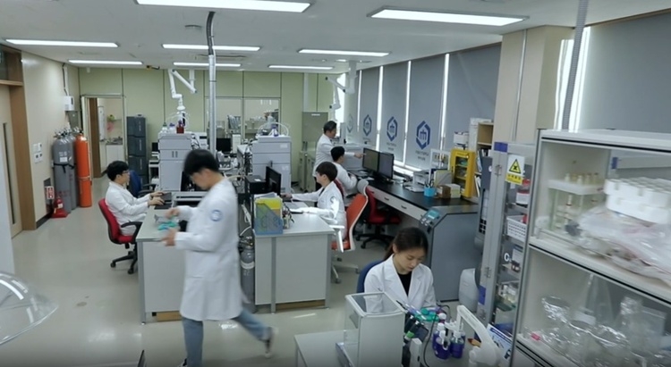 순천대 약대(약학과) 실습 장면.