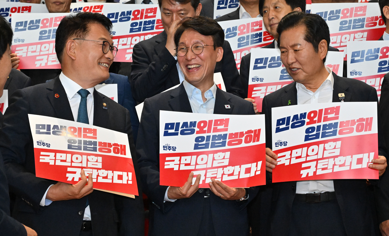 송영길(왼쪽부터), 김민석, 정청래 더불어민주당 대표 후보가 지난 23일 오후 서울 여의도 국회 로텐더홀에서 열린 민생외면 입법방해 국민의힘 규탄대회에 참석하고 있다. 임세준 기자