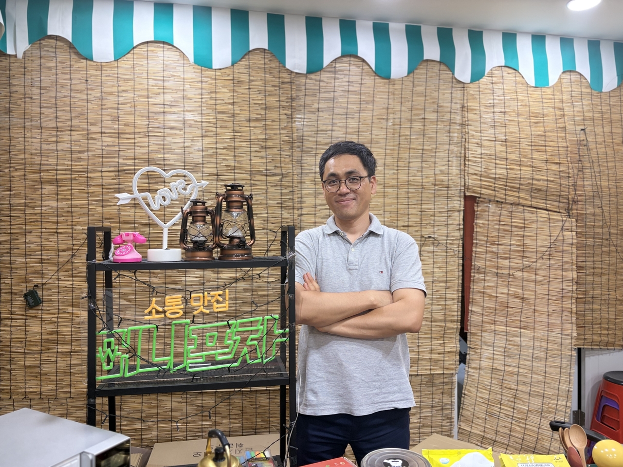 Yu In-seok, a senior civil servant at the Ministry of SMEs and Startups, runs the ministry's official YouTube channel. His "Moni Pocha" series turns dry policy topics into engaging content, recently pushing the channel past 100,000 subscribers. [Boo Ae-ri]