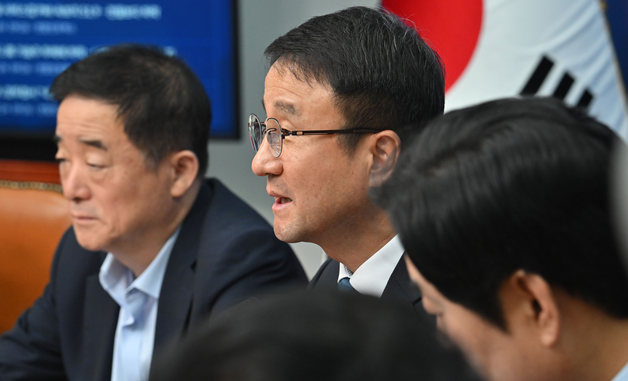 한병도(가운데) 더불어민주당 대표 직무대행 겸 원내대표가 24일 오전 국회에서 열린 최고위원회의에서 발언하고 있다. 임세준 기자