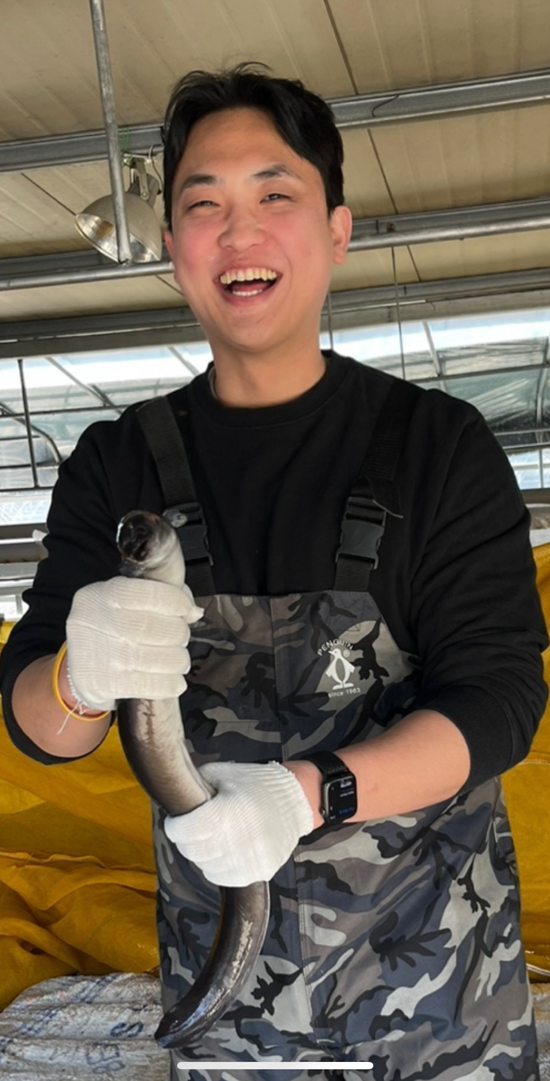 이주형 대표가 밀양시 산외면에 위치한 장어 양식장에서 직접 키운 장어를 선보이고 있다. 삼정수산 제공