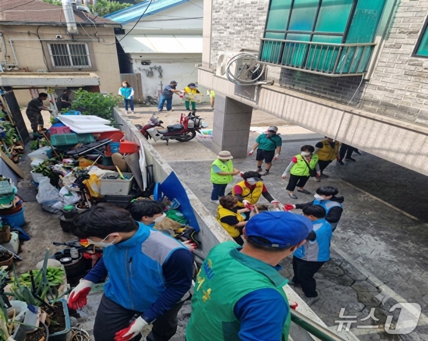 Geumcheon-gu's "Clean Care for the Vulnerable" project in Seoul. [Provided by Geumcheon-gu]