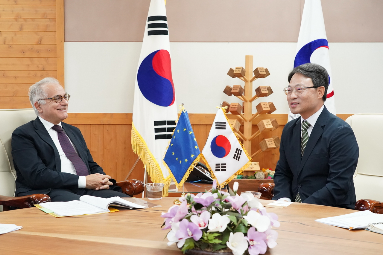 박은식 산림청장(오른쪽)이 24일 정부대전청사에서 우고 아스투토 주한 EU대사(왼쪽)와 면담하고 있다.