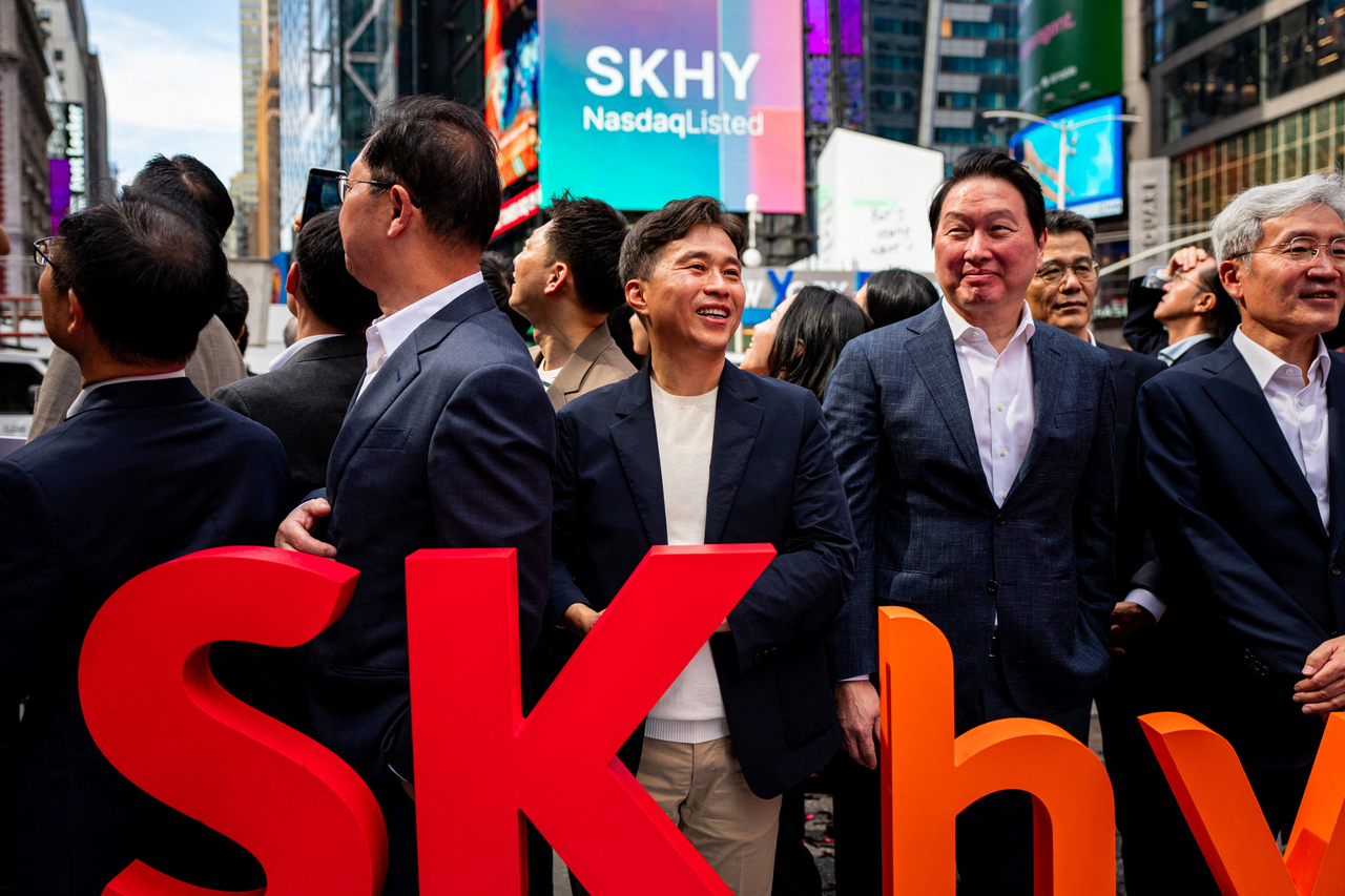 SK Group Chairman Chey Tae-won (second from right) stands with SK Hynix CEO Kwak Noh-jung (center) at the chipmaker's Nasdaq listing ceremony in New York on July 10. (Reuters-Yonhap)