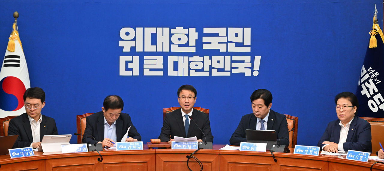 한병도(가운데) 더불어민주당 대표 직무대행 겸 원내대표가 24일 오전 국회에서 열린 최고위원회의에서 발언하고 있다. 임세준 기자