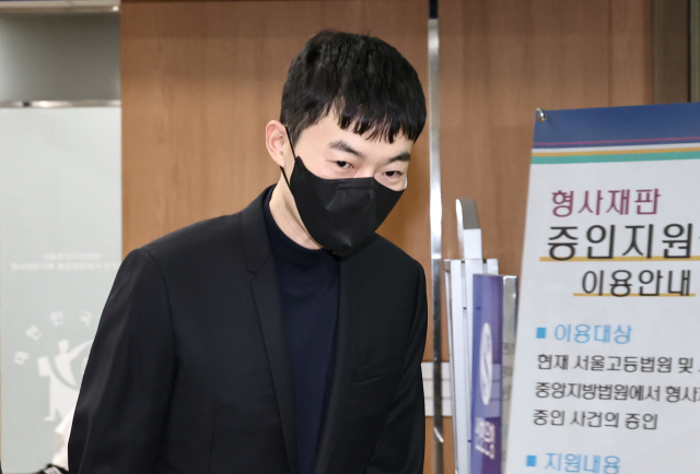 현직 교사로부터 수능 관련 모의고사 문항을 부정거래 한 혐의로 재판에 넘겨진 ‘일타강사’ 현우진 씨가 지난 4월 24일 서울 서초구 서울중앙지방법원에서 열린 청탁금지법 위반 혐의 첫 공판에 출석하고 있다. 연합뉴스