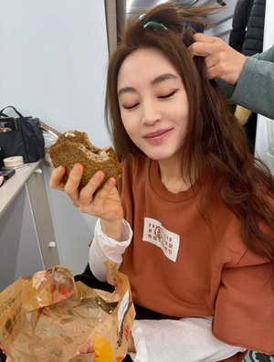 김혜수, 햄버거보다 작아 보이는 소두..오버핏에도 완벽 9등신 비율 - 뉴스 썸네일 이미지