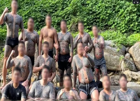 Members of a gang based in Dongdaemun-gu pose for a group photo in 2024. (Seoul Metropolitan Police Agency)