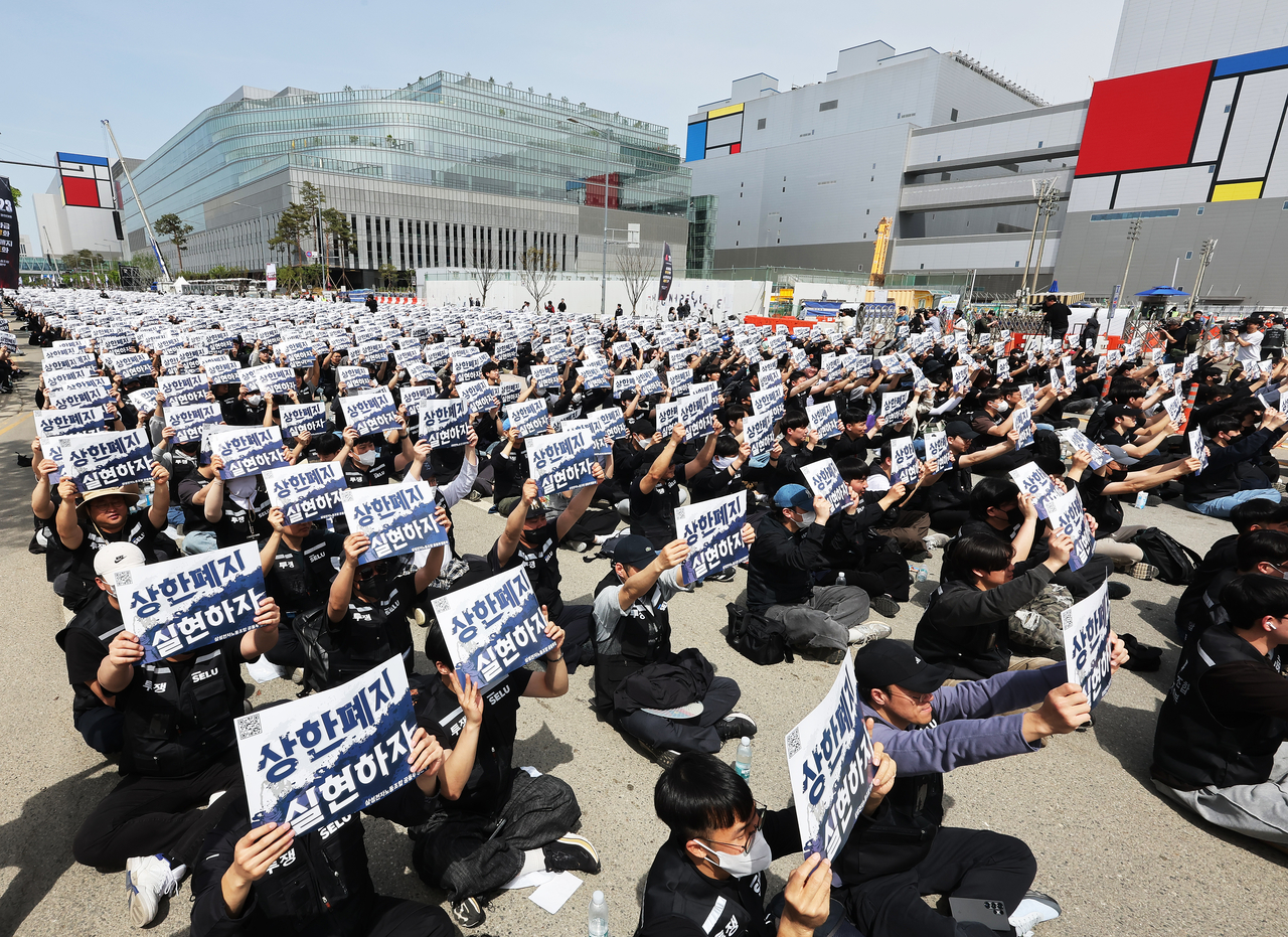Union members chant slogans at a rally held by the Samsung Electronics Joint Labor Union Struggle Committee in front of Samsung Electronics' Pyeongtaek campus in Gyeonggi Province on April 23. [Yonhap]