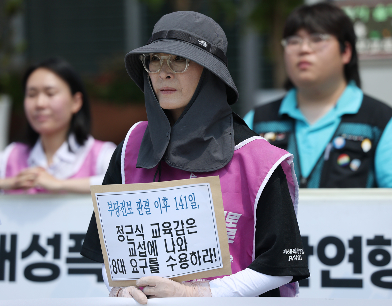서울 용산구 서울시교육청 앞에서 ‘A학교 성폭력 사안·공익제보교사 부당전보 철회를 위한 공동대책위원회’ 주최로 열린 ‘8대 요구 수용 촉구 기자회견’에서 교내 성폭력 문제를 제기했다가 해임된 지혜복 교사가 교섭요구안이 담긴 봉투를 들고 있다. [연합]