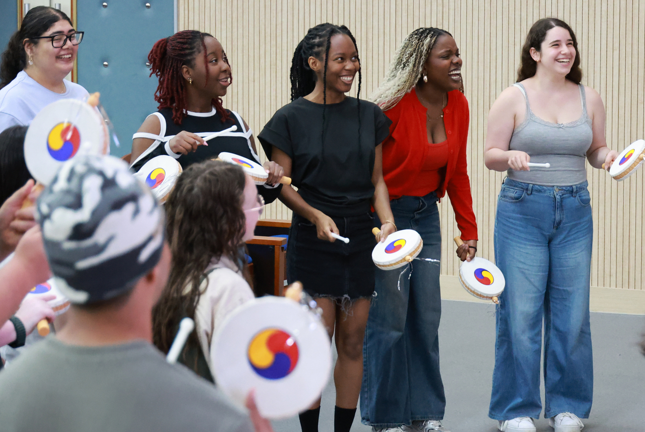 International students learn to play samulnori at Pusan National University in Busan on July 7, as part of a four-week summer school program. (Yonhap)