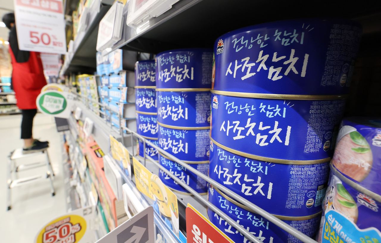 16일 서울의 한 대형마트에 참치캔 등 통조림류가 진열되어 있다. 사조는 다음 달 3일부터 주요 가공식품의 출고가를 인상한다. [연합]