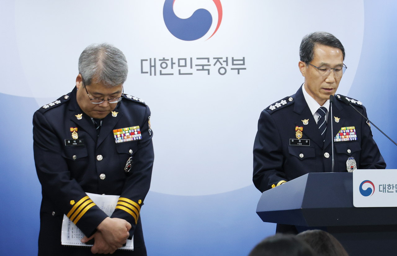 홍석기 국가수사본부장(왼쪽)과 유재성 경찰청장 직무대행이 지난 16일 정부서울청사에서 열린 경찰 수사 내부 비리 근절 관련 윤호중 행정안전부 장관 대국민 담화문 발표에 참석하고 있다. [연합]