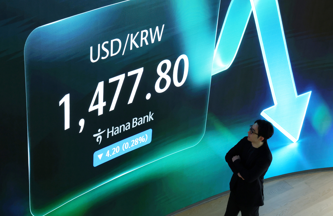 24시간 개장을 시작한 서울 외환시장이 체제 변환 이후 첫 공휴일을 맞은 7월 17일 서울 중구 하나은행 딜링룸에서 직원이 원/달러 환율을 모니터링하고 있다. [연합]