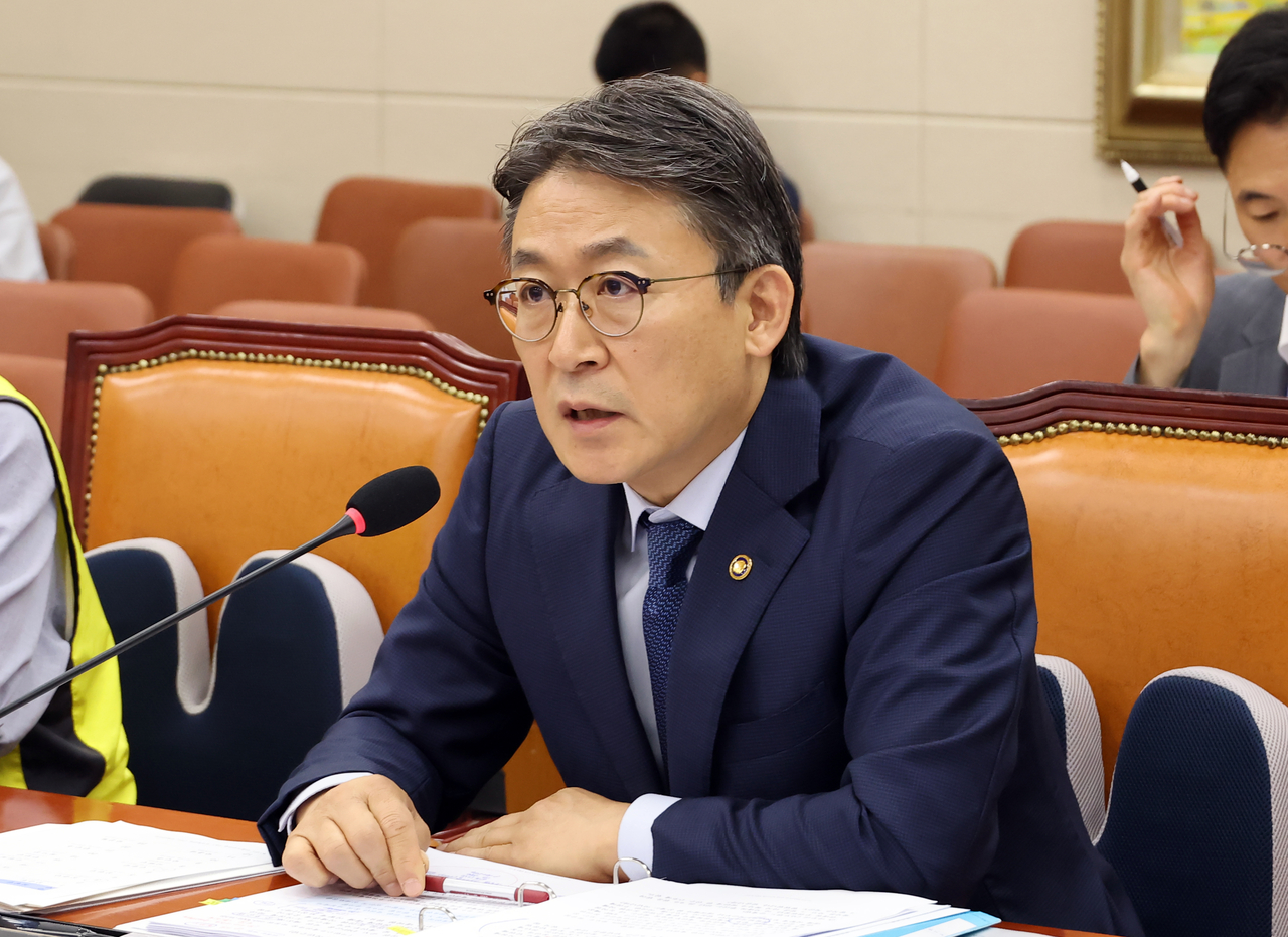 Financial Services Commission Vice Chairman Kwon Dae-young answers lawmakers' questions at a National Assembly Political Affairs Committee briefing on the Homeplus rehabilitation on Tuesday. [Yonhap]
