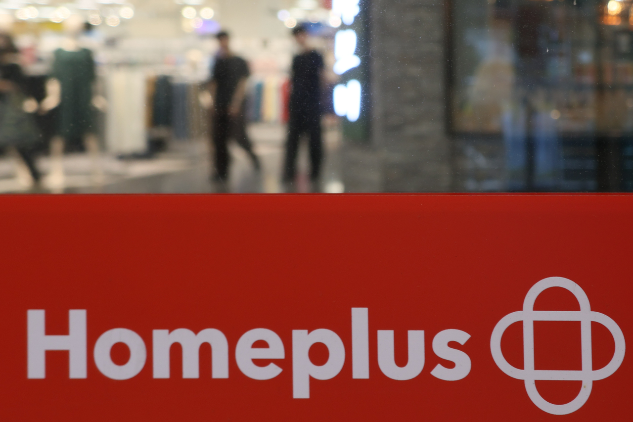 A Homeplus store in Seoul. Homeplus has secured emergency financing and announced plans to restart operations, though uncertainty remains over its restructuring and payments to workers. (Yonhap)
