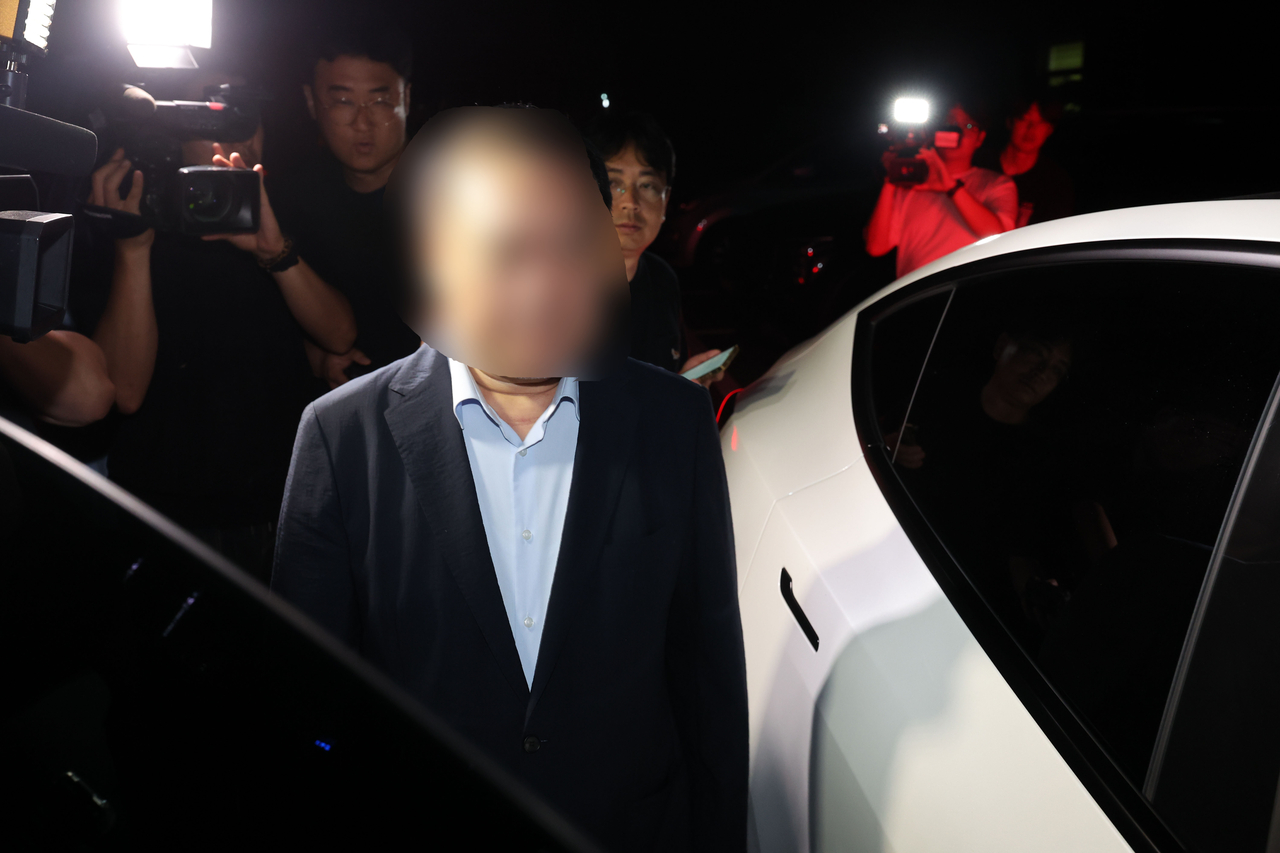 해범 장윤기 사건과 관련해 직권남용 등 혐의로 입건된 전 광주 광산경찰서장(경무관)이 지난 23일 경찰청 특별수사단으로부터 조사를 받은 뒤 광주경찰청을 나서고 있다. [연합]