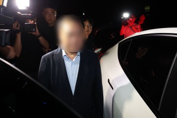 해범 장윤기 사건과 관련해 직권남용 등 혐의로 입건된 전 광주 광산경찰서장(경무관)이 지난 23일 경찰청 특별수사단으로부터 조사를 받은 뒤 광주경찰청을 나서고 있다. [연합]