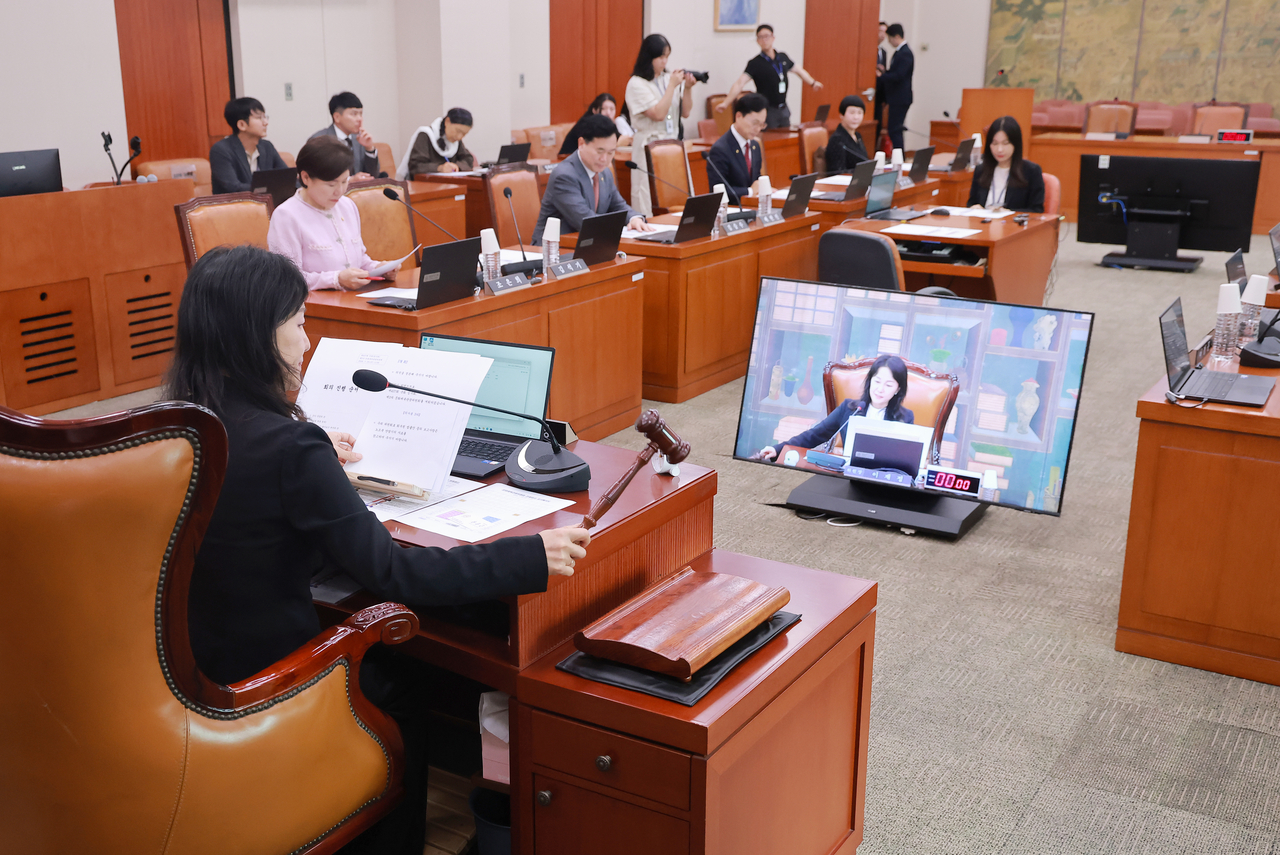 24일 국회에서 열린 문화체육관광위원회 전체회의에서 위원장인 더불어민주당 이재정 의원이 개의를 선언하고 있다. [연합]