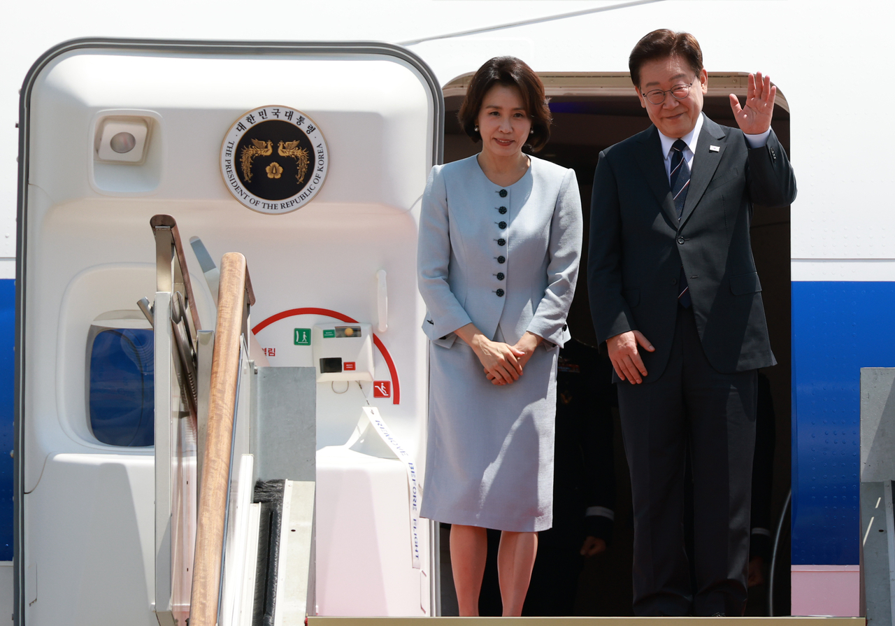 미국과 남미 순방을 위해 출국하는 이재명 대통령과 김혜경 여사가 24일 성남 서울공항 공군 1호기에서 환송객에게 인사하고 있다. [연합]
