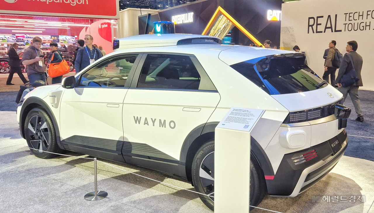 Google's Waymo displays the Ioniq 5 self-driving car — produced by Hyundai Motor at Hyundai Motor Group Metaplant America, the dedicated electric vehicle factory in Georgia — as its centerpiece at CES 2026 in Las Vegas. [Jung Kyung-su]