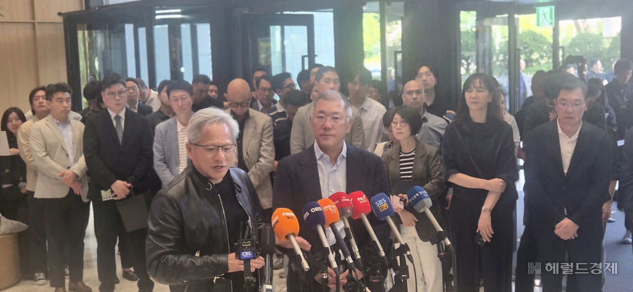 젠슨 황 엔비디아 최고경영자(CEO)와 정의선 현대자동차그룹 회장이 8일 서울 서초구 현대차그룹 양재사옥에서 회동을 마친 뒤 취재진의 질문에 답하고 있다. 정경수 기자