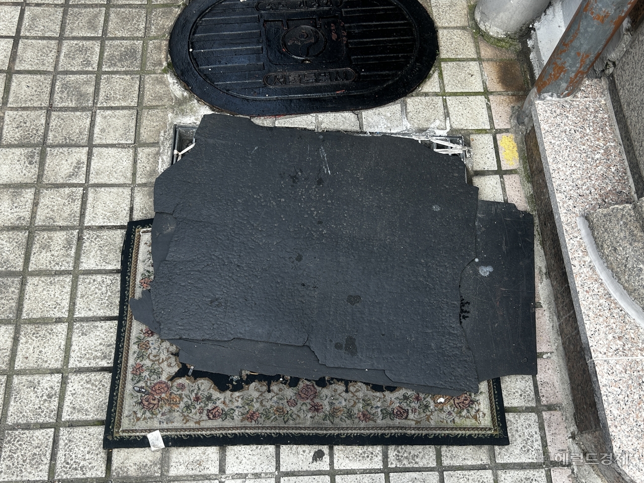 A storm drain in Gangnam-gu covered with a mat, Friday afternoon. (Lee Jun-young/The Herald Business)