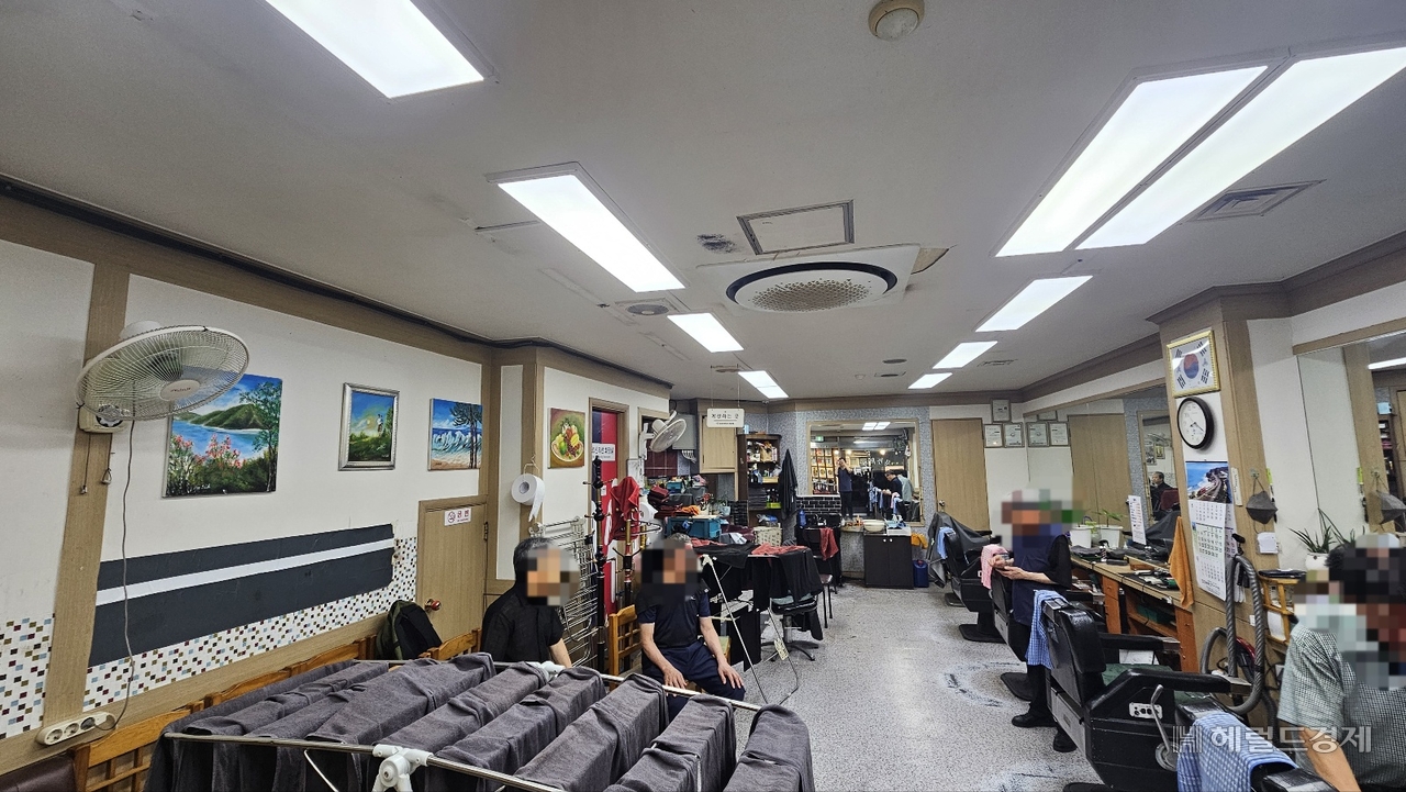 Star Barbershop in Jongno-gu, Seoul, photographed around 7:50 a.m. Friday. (Lee Woo-jung/The Herald Business)