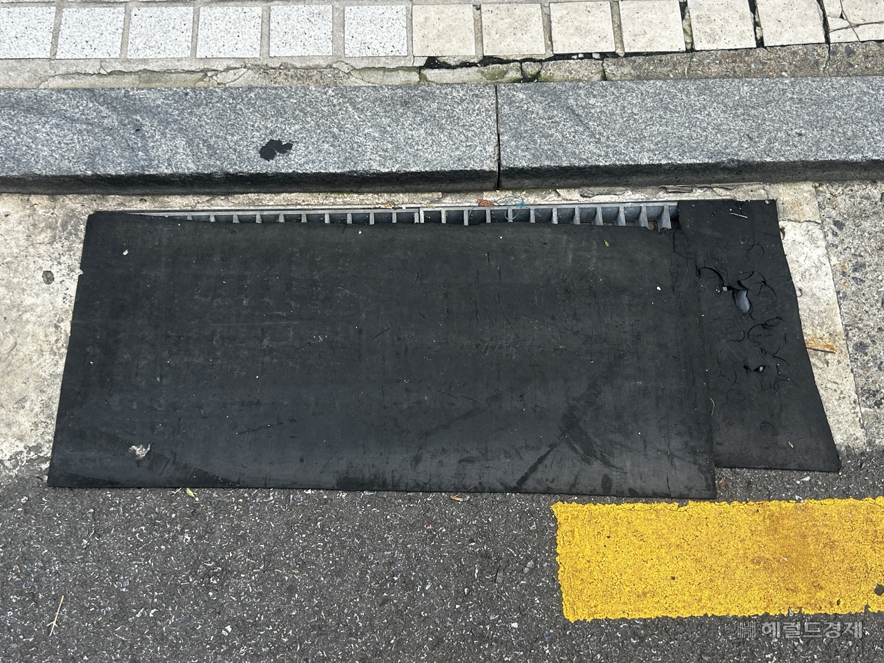 A storm drain in Gangnam-gu blocked with a cover, Friday afternoon. (Lee Jun-young/The Herald Business)