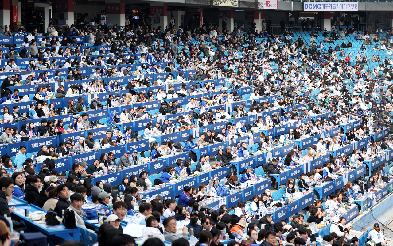 지난 해 두산 베어스와 삼성 라이온즈의 시범경기 관중석 모습 [뉴시스]
