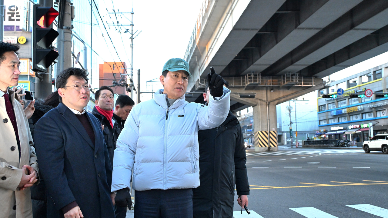 오세훈 서울시장이 지난해 12월 22일 오전 서울 성북구 북부간선도로 하월곡JCT 인근을 찾아 강북횡단 지하고속도로 사업 현장을 점검하고 있다. [서울시 제공]
